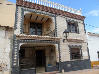 Village House for sale in Oria