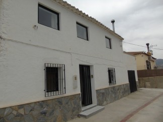 Village House for sale in Cela
